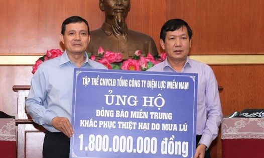 Ông Lê Xuân Thái (bên trái), Chủ tịch Công đoàn EVNSPC trao tiền ủng hộ đồng bào miền Trung khắc phục hậu quả thiên tai, bão lũ thông qua Ủy ban Trung ương MTTQ Việt Nam và tại một số tỉnh miền Trung. Ảnh EVNSPC cung cấp.