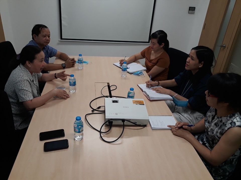 Đại diện LĐLĐ Quận Gò Vấp (bên trái) khảo sát tình hình thưởng Tết Tân sửu 2021 tại một doanh nghiệp trên địa bàn. Ảnh Đức Long