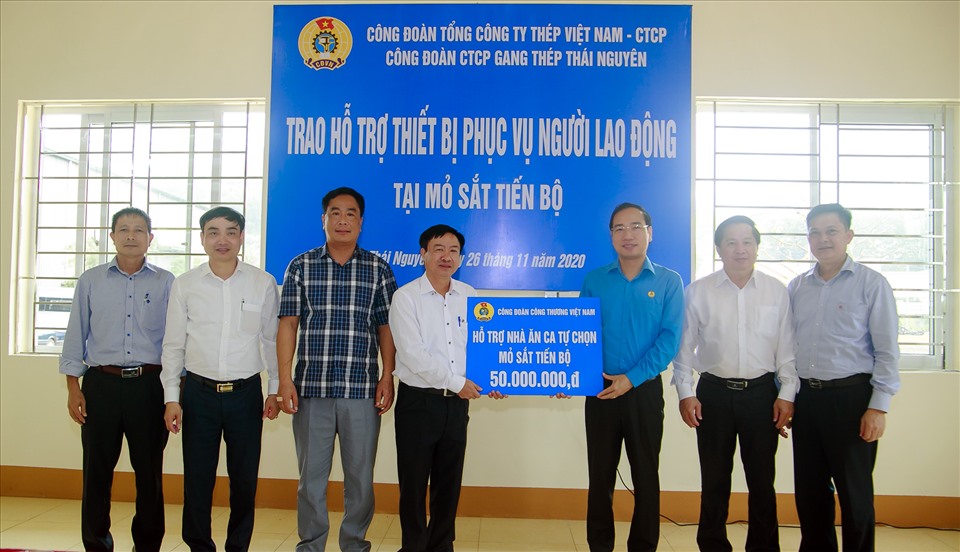 Ông Trần Quang Huy - Chủ tịch Công đoàn Công Thương Việt Nam (thứ 3 từ phải sang) trao hỗ trợ điều hoà phục vụ người lao động. Ảnh: CĐCT