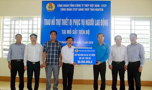 Ông Trần Quang Huy - Chủ tịch Công đoàn Công Thương Việt Nam (thứ 3 từ phải sang) trao hỗ trợ điều hoà phục vụ người lao động. Ảnh: CĐCT