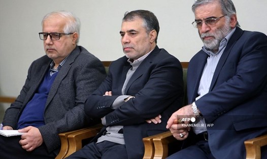 Chuyên gia hạt nhân hàng đầu Iran Mohsen Fakhrizadeh (ngoài cùng bên phải) vừa bị ám sát ngày 27.11. Ảnh: AFP.