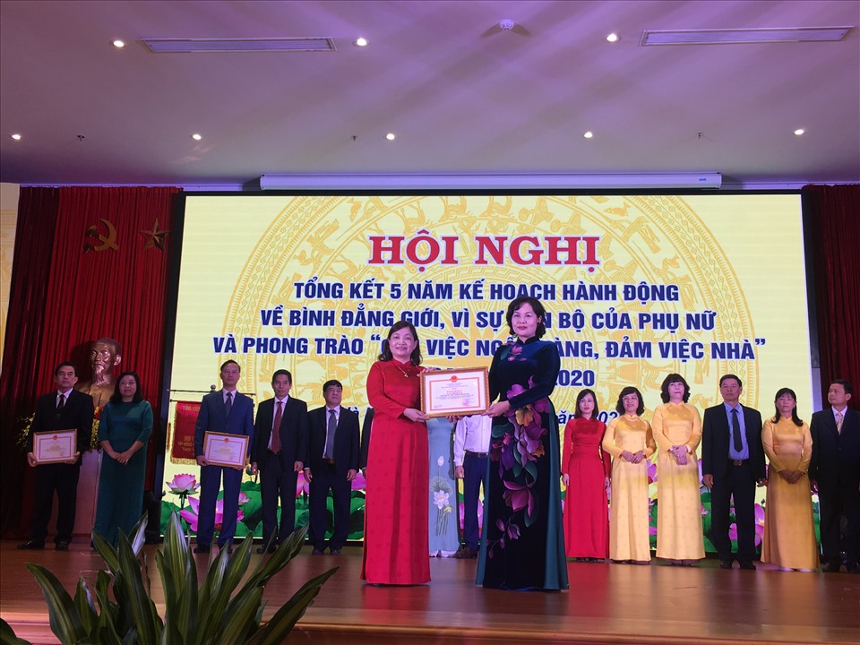 Thống đốc Ngân hàng Nhà nước Nguyễn Thị Hồng (bên phải) trao Bằng khen. Ảnh: Tú Quỳnh