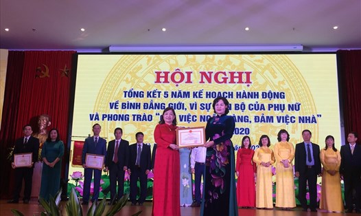Thống đốc Ngân hàng Nhà nước Nguyễn Thị Hồng (bên phải) trao Bằng khen. Ảnh: Tú Quỳnh