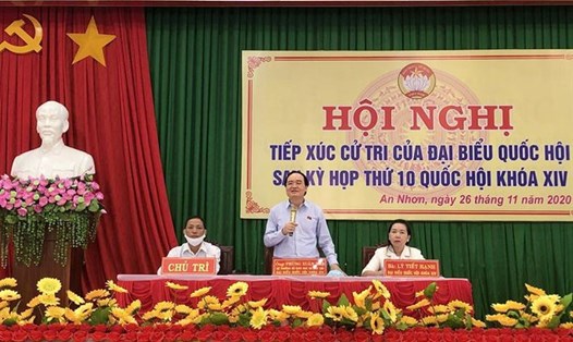 Bộ trưởng Phùng Xuân Nhạ tại buổi tiếp xúc cử tri tại Bình Định (Ảnh: moet.gov.vn)