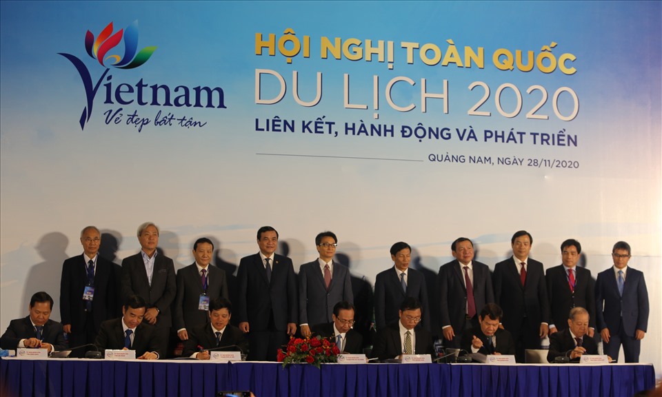 TP.HCM, Hà Nội và 5 tỉnh, thành thuộc Vùng kinh tế trọng điểm miền Trung ký kết hợp tác, phát triển du lịch với mục tiêu phục hồi du lịch sau đại dịch COVID-19