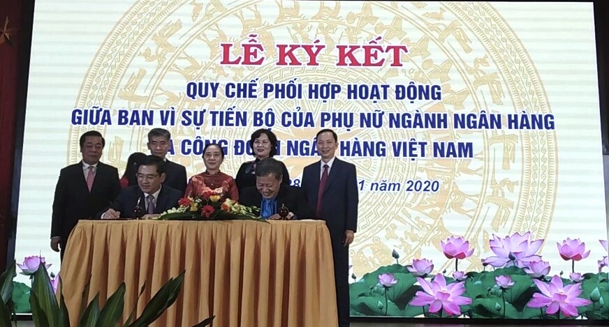 Các ông Nguyễn Văn Tân - Phó chủ tịch Thường trực Công đoàn Ngân hàng Việt Nam, Đặng Văn Tuyên - Phó trưởng ban Thường trực Ban Vì sự tiến bộ của Phụ nữ ngành Ngân hàng ký kết Quy chế phối hợp hoạt động thực hiện bình đẳng giới ngành Ngân hàng. Ảnh: Trần Kiều