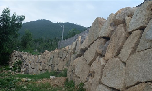Bức tường trái phép ở khu vực Phước Toàn, thôn Phước Hạ, Nha Trang, Khánh Hòa.