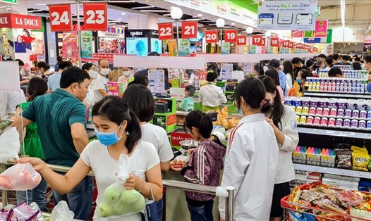 Các doanh nghiệp, siêu thị đã chủ động nguồn hàng phục vụ người dân sắm Tết. Ảnh: Vũ Long