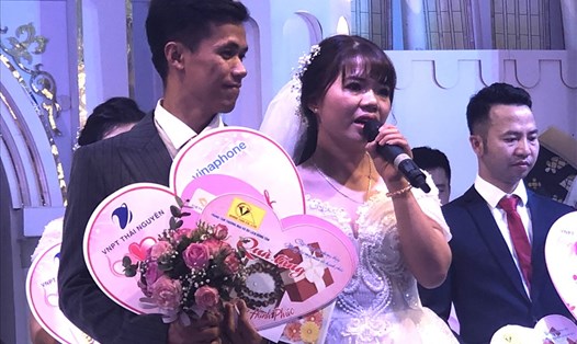 Chị Hà và anh Vinh xúc động trong đám cưới tập thể do LĐLĐ tỉnh Thái Nguyên phối hợp tổ chức. Ảnh: Lâm Thế