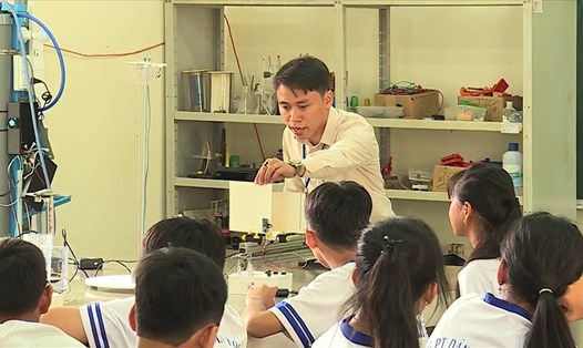 Thầy Lê Thanh Liêm hướng dẫn học sinh thực hành thí nghiệm. Ảnh: NVCC