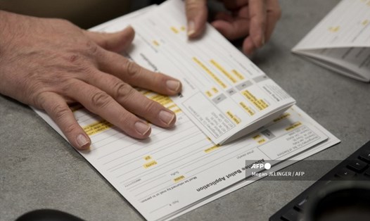 Một nhân viên bầu cử quận chuẩn bị các lá phiếu vắng mặt ở Dayton, Ohio, Mỹ. Ảnh: AFP.