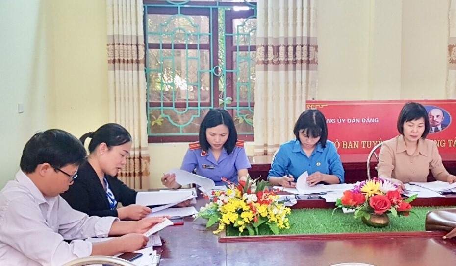 Quang cảnh làm việc của đoàn kiểm tra. Ảnh: LĐLĐ huyện Lục Nam.