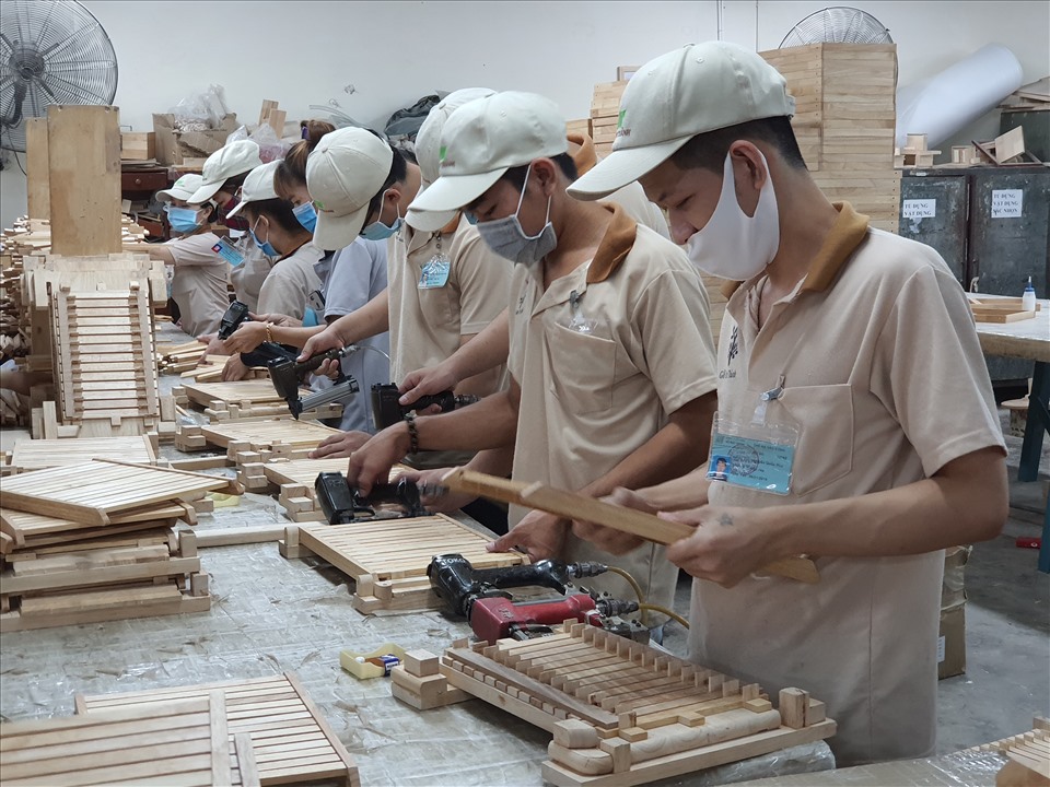 Công nhân Công ty Gỗ Đức Thành dự kiến sẽ được thưởng Tết lương tháng 13. Ảnh Nam Dương