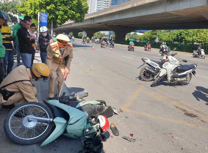 Cận cảnh vụ tai nạn giao thông liên hoàn tại Hà Nội khiến 4 người bị thương