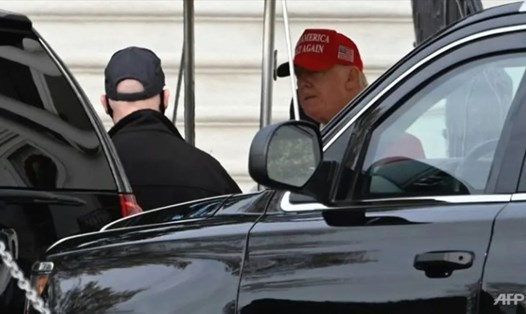 Ông Donald Trump chuẩn bị lên xe rời Nhà Trắng hôm 27.11. Ảnh: AFP