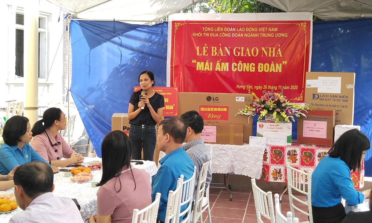 Đoàn viên Phan Thị Hoàng Anh phát biểu cảm xúc tại lễ bàn giao nhà Mái ấm công đoàn. Ảnh: Tiến Hưng