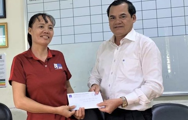 Chủ tịch Công đoàn PV Drilling Hồ Trọng Thoán thăm hỏi người lao động có hoàn cảnh khó khăn. Ảnh: CĐ DK