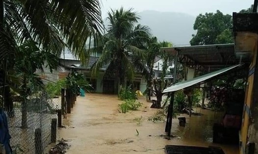 Mưa lớn gây ngập lụt nặng ở xã Vĩnh Phương, Nha Trang, Khánh Hòa. Ảnh: N.T