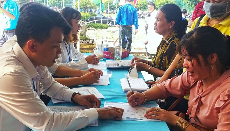 Nhà tuyển dụng tư vấn việc làm tại huyện Đầm Dơi, tỉnh Cà Mau (ảnh Trần Quốc)
