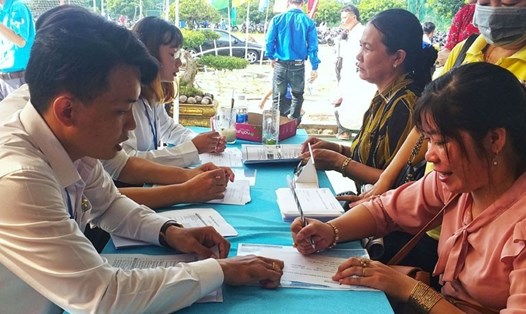 Nhà tuyển dụng tư vấn việc làm tại huyện Đầm Dơi, tỉnh Cà Mau (ảnh Trần Quốc)
