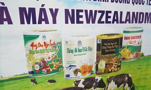 Nội dung quảng cáo bắt mắt tại "nhà máy" sữa New Zealand tại TP. Vinh, nơi tổ chức "tour 0 đồng" dành cho cựu chiến binh. Ảnh: QĐ