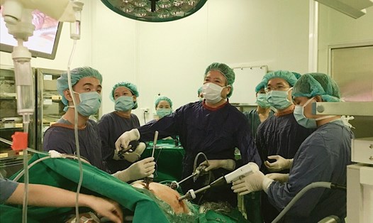 GS.TS.BS Trần Bình Giang, Giám đốc Bệnh viện Hữu nghị Việt Đức trong một ca phẫu thuật (Người đứng giữa) (Nguồn ảnh: Bệnh viện Hữu nghị Việt Đức)