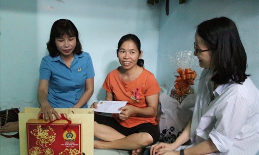 Bà Mai Thanh Thảo - Chủ tịch Công đoàn Các KCN Bình Dương - đến thăm và trao hỗ trợ cho chị Tăng Thị Hồng Xuân trong thời gian bị tạm hoãn HĐLĐ. 
Ảnh: Đình Trọng