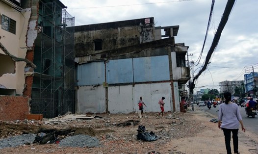 Người dân quận Tân Bình (TPHCM) tháo dỡ nhà để giao mặt bằng cho dự án Metro số 2. Ảnh: Minh Quân