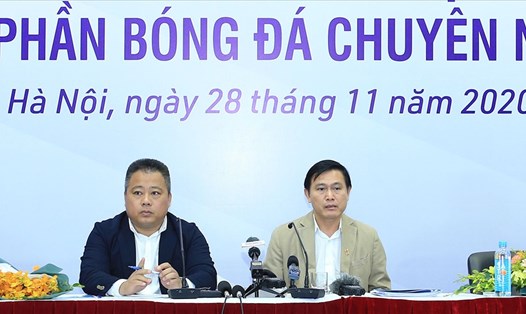 Ông Nguyễn Minh Ngọc (trái) và ông Trần Anh Tú gặp gỡ báo chí sau Đại hội cổ đông VPF nhiệm kỳ 2020-2023. Ảnh: VPF