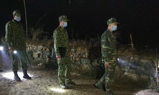 Lực lượng biên phòng Đồn Biên phòng Xín Cái (tỉnh Hà Giang) tuần tra kiểm soát khu vực đường biên giới tại cột mốc 450, trong đêm 27.11. Ảnh: V.Dũng