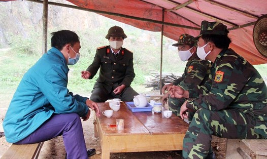 Tổ công tác tự quản chống dịch tại huyện Mường Khương làm việc với lực lượng biên phòng. Ảnh: L.N