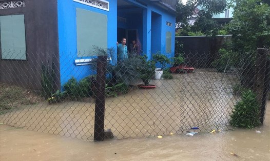 Nhiều khu dân cư ở thôn Đắc Lộc 1, xã Vĩnh Phương, Nha Trang, Khánh Hòa bị mưa lũ bao vây. Ảnh: Nhiệt Băng