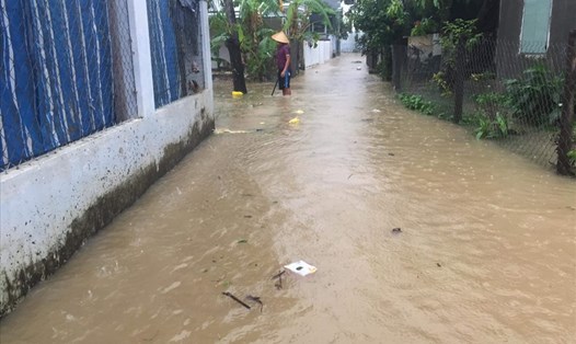 Nhiều nơi ở Khánh Hòa đang chống chọi với ngập lụt nặng. Ảnh: Nhiệt Băng