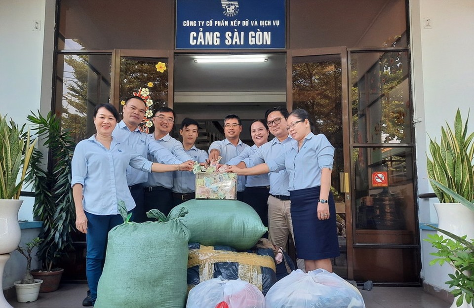 Đoàn viên ngành Hàng hải ủng hộ đồng bào miền Trung. Ảnh: Chu Linh