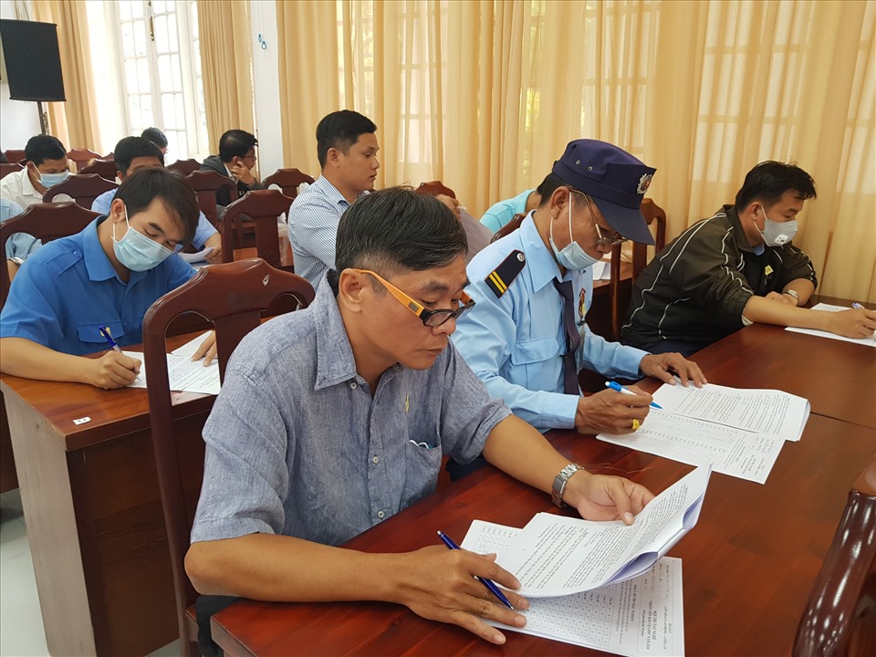 Các nhân viên bảo vệ và người làm công tác bảo vệ trong phần thi lý thuyết. Ảnh Đức Long