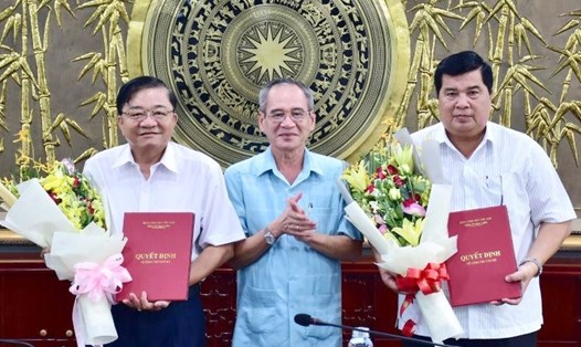 Bí thư Tỉnh ủy Bạc Liêu Lữ Văn Hùng (đứng giữa) trao Quyết định nghỉ hưu cho ông Lê Quốc Việt và ông Đặng Tiến Út. Ảnh Hữu Thọ
