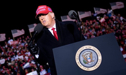 Tổng thống Donald Trump phát biểu tại cuộc vận động tranh cử ở Kenosha, Wisconsin, ngày 2.11.2020. Ảnh: AFP