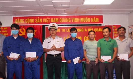 Bàn giao 6 ngư dân tàu cá Bình Định bị nạn trong bão số 9 cho gia đình và địa phương. Ảnh: Phương Linh