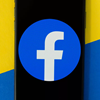 Facebook thử nghiệm ‘dark mode’ trên cả iOS và Android. Ảnh: Angela Lang/CNET