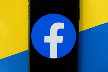 Facebook thử nghiệm ‘dark mode’ trên cả iOS và Android. Ảnh: Angela Lang/CNET