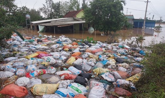 Rác trôi dạt vào trước một nhà dân ở xã Cẩm Thành, huyện Cẩm Xuyên , tỉnh Hà Tĩnh trong đợt lũ lụt vừa qua. Ảnh: Trần Tuấn.