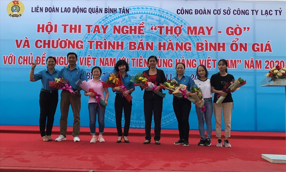 Trao giải cho các công nhân đoạt giải trong hội thi. Ảnh Đức Long