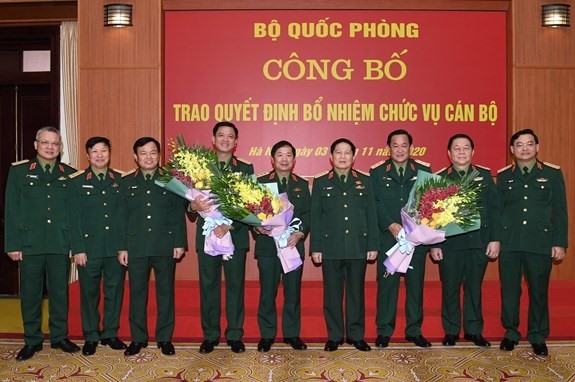 Đại tướng Ngô Xuân Lịch trao quyết định bổ nhiệm chức vụ cán bộ của Bộ Quốc phòng.