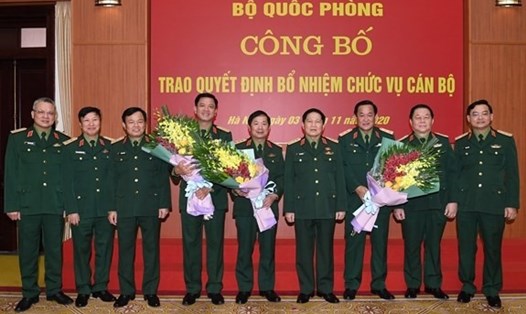 Đại tướng Ngô Xuân Lịch trao quyết định bổ nhiệm chức vụ cán bộ của Bộ Quốc phòng.