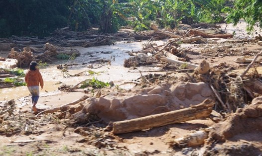 Hình ảnh hoang tàn ở xã Hướng Việt sau vụ sạt lở đất. Ảnh: VS.