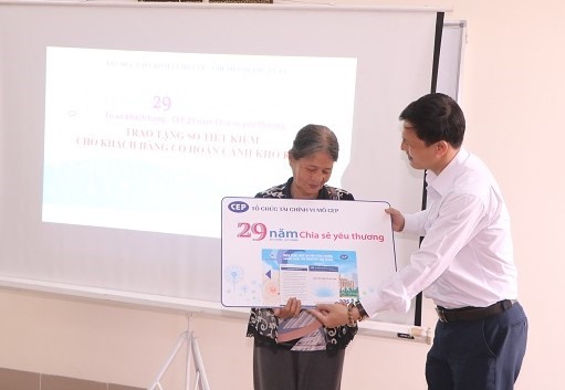 Người lao động khó khăn tại Bình Dương được trao tặng sổ tiết kiệm 10 triệu đồng. Ảnh: Khánh Phong