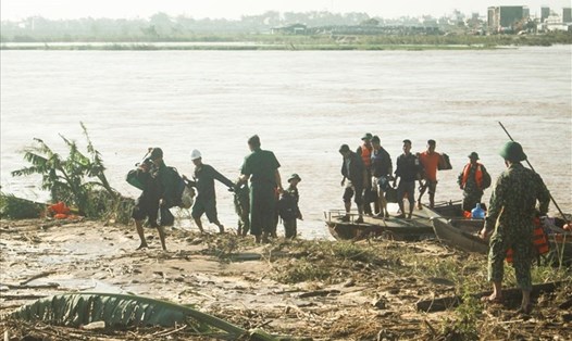 Người dân Quảng Ngãi sơ tán khỏi khu vực nguy hiểm của bão số 10. Ảnh: Thanh Chung