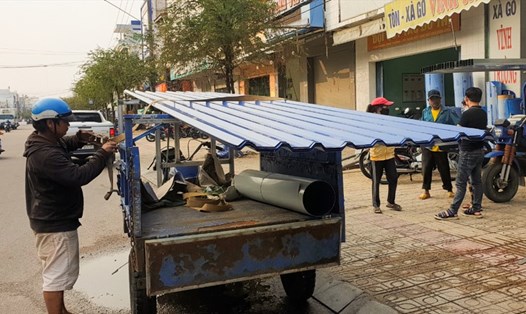 Nhiều người đổ xô đi mua tôn ở các cửa hàng vật liệu ở TP.Tam Kỳ, Quảng Nam. Ảnh: Thanh Chung