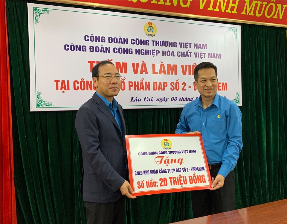 Ông Trần Quang Huy - Chủ tịch Công đoàn Công Thương Việt Nam (bên trái) trao hỗ trợ cho đại diện đoàn viên khó khăn. Ảnh: Xuân Tùng