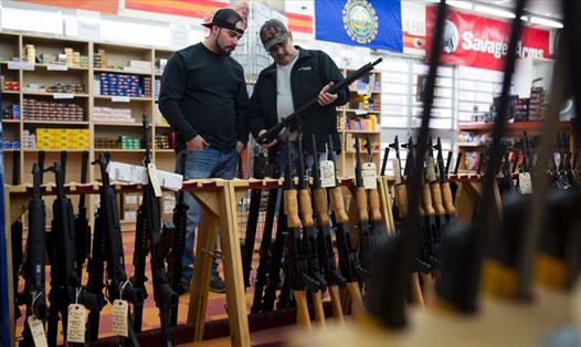 Một khách hàng mua súng ở Mỹ. Ảnh: AFP